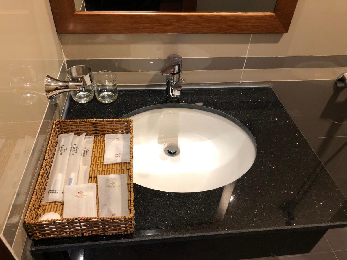 Khách sạn Golden Emerald 3*